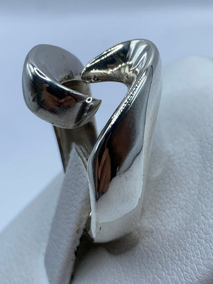 Anillo sobre fondo blanco revelando el sello .925 en la banda interior