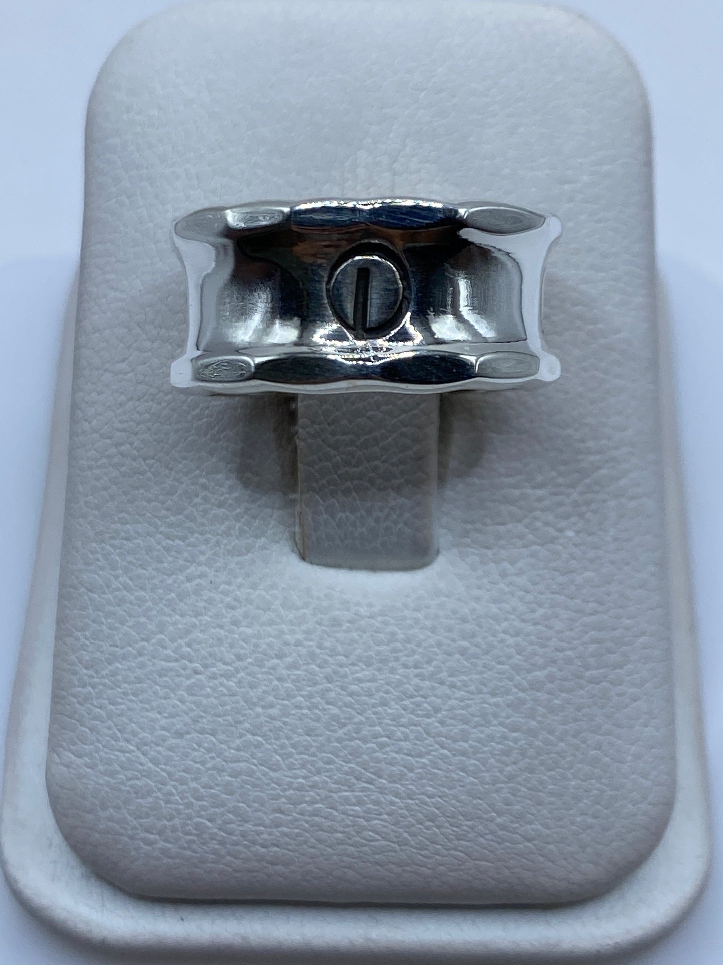 Anillo de plata .925 sello minimalista sobre estuche gris suave