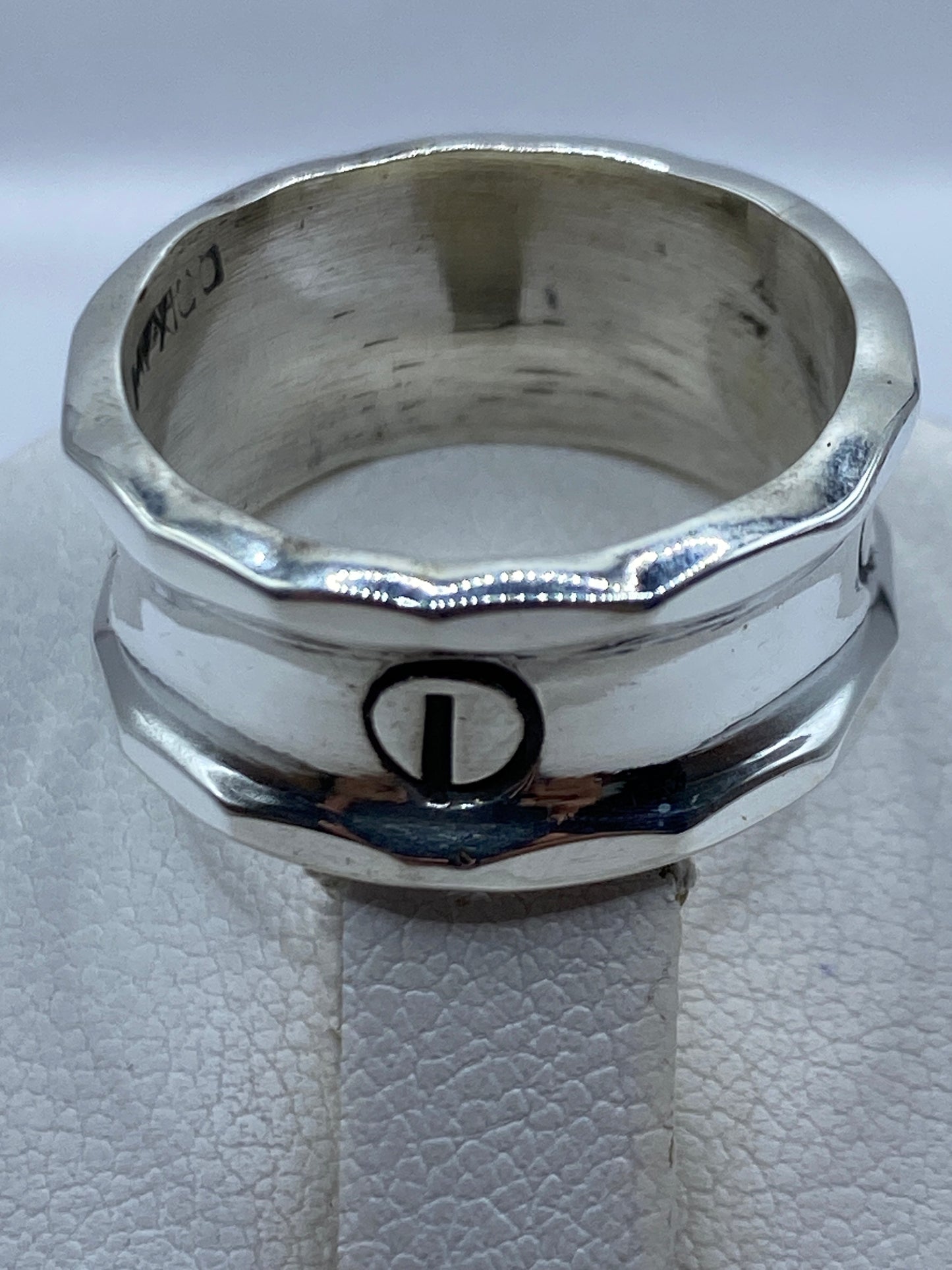 Anillo puesto en mano mostrando acabado pulido y presencia real