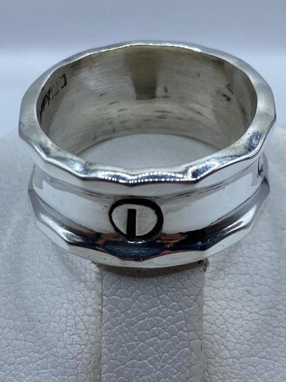 Anillo puesto en mano mostrando acabado pulido y presencia real