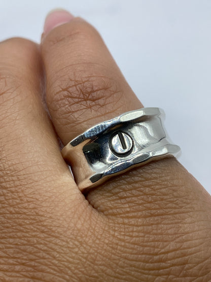 Detalle del sello frontal y proporciones generosas del anillo en plata Taxco