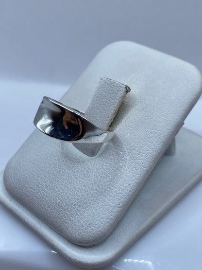 Vista lateral del anillo de sello liso en plata Taxco con acabado espejo