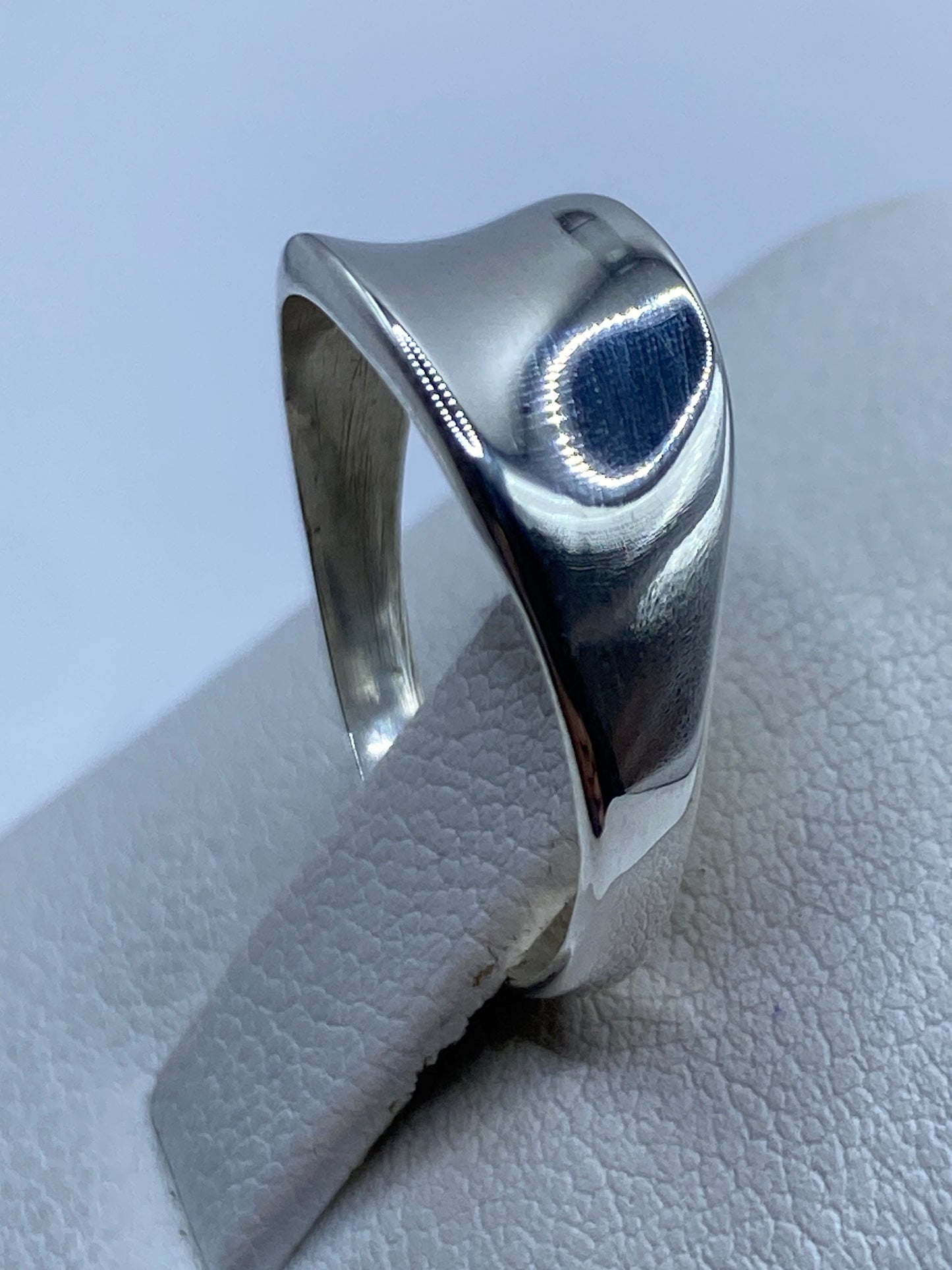 Detalle de la banda pulida del anillo sello mostrando reflejo de luz