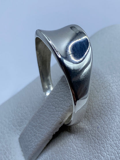 Detalle de la banda pulida del anillo sello mostrando reflejo de luz