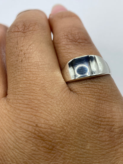 Anillo de plata sello en dedo mostrando el hallmark .925 MEXICO