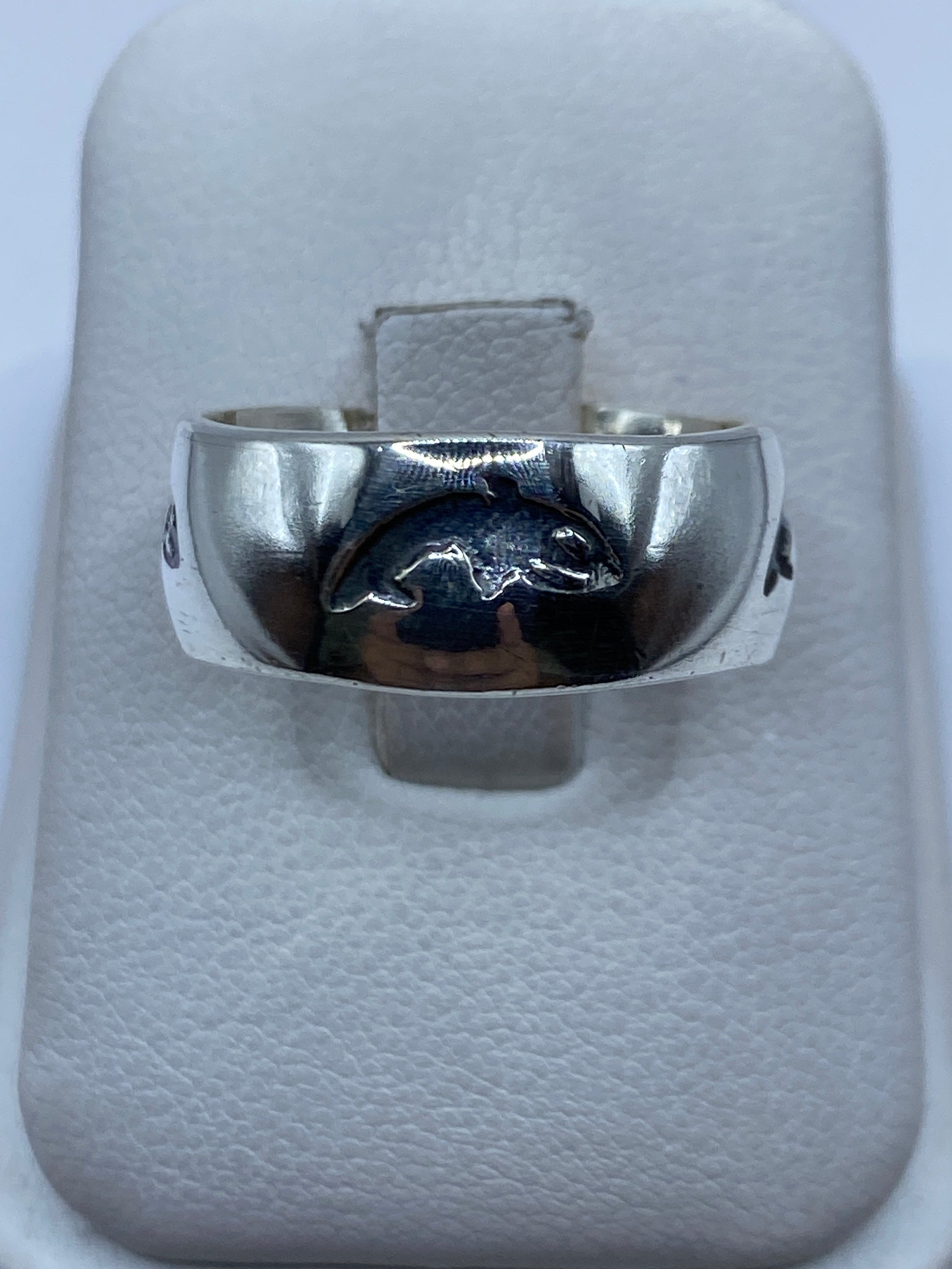 Anillo de plata .925 con relieve prehispánico en talla 10, vista frontal en estuche