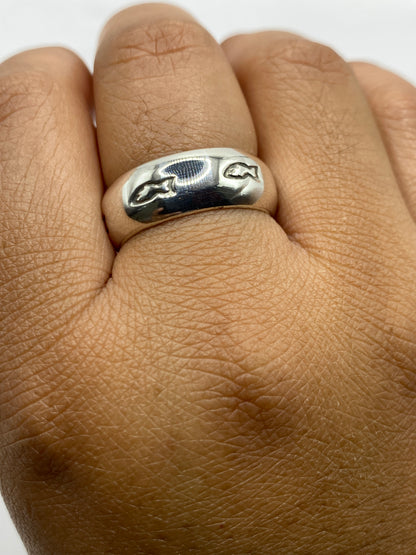 Anillo banda en balanza mostrando peso de 8.4 gramos, certificado de autenticidad