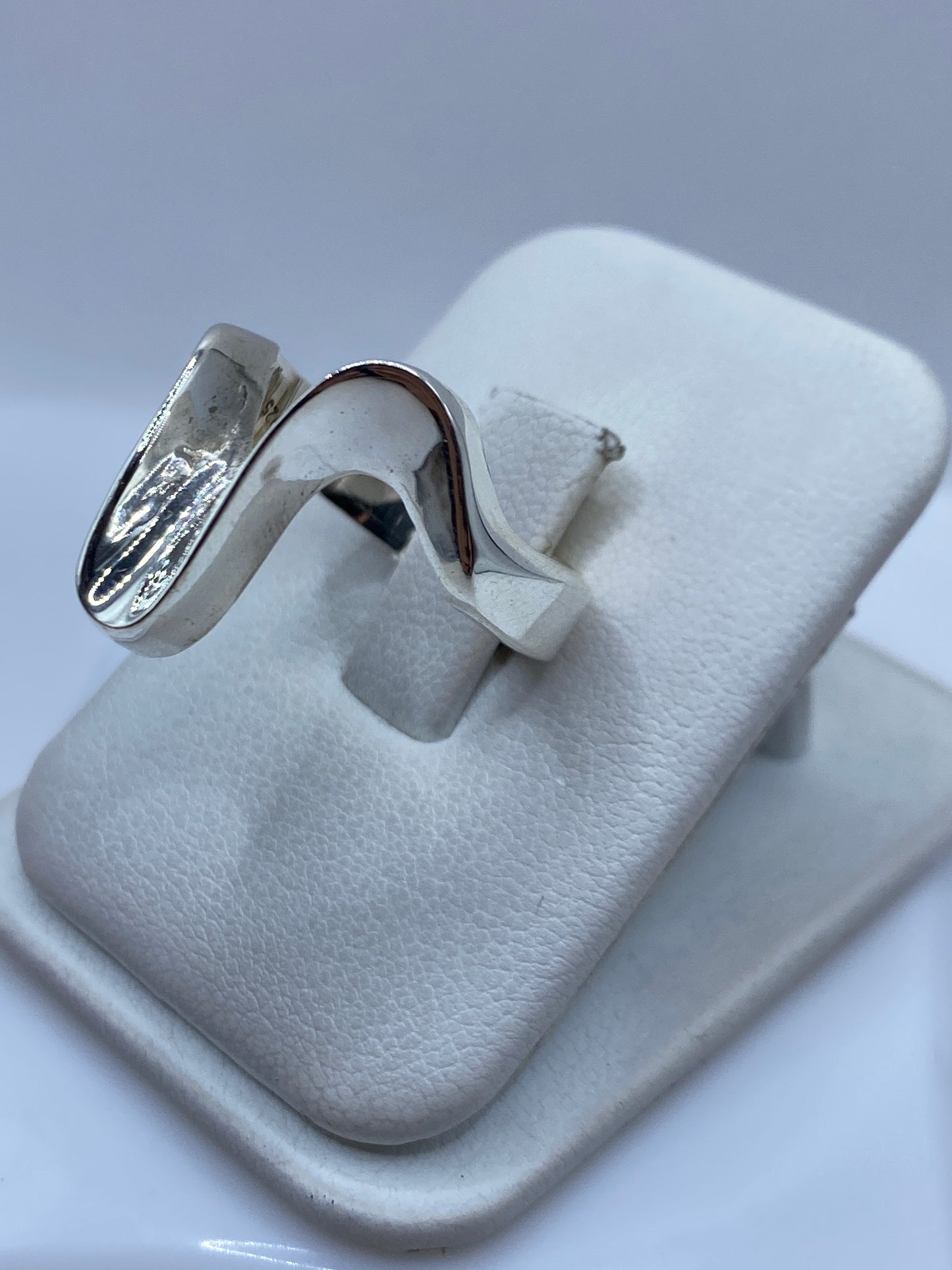 Detalle del pulido al espejo del anillo de plata .925 sin piedras