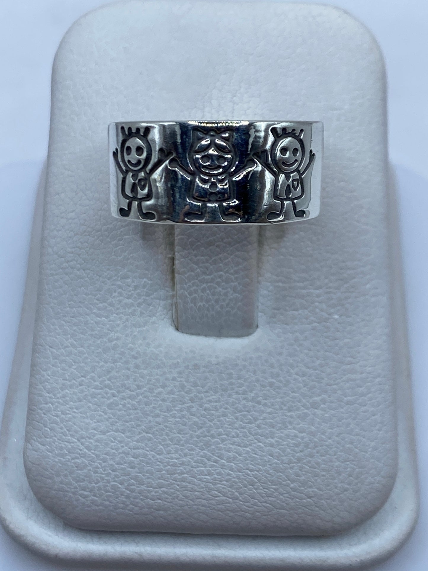 Anillo de plata con tres figuras prehispánicas grabadas en relieve, visibles desde arriba