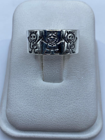 Anillo de plata con tres figuras prehispánicas grabadas en relieve, visibles desde arriba