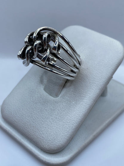 Vista frontal del anillo moderno con volumen y pulido brillante