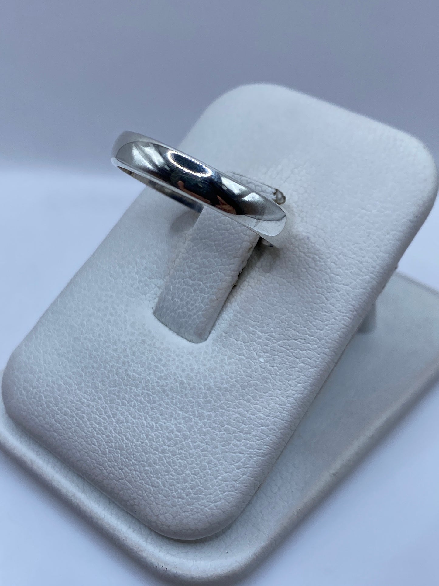 Detalle lateral del anillo minimalista de plata .925 en mano