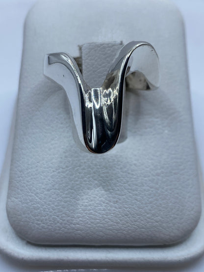 Anillo de plata minimalista con banda ondulante en estuche blanco