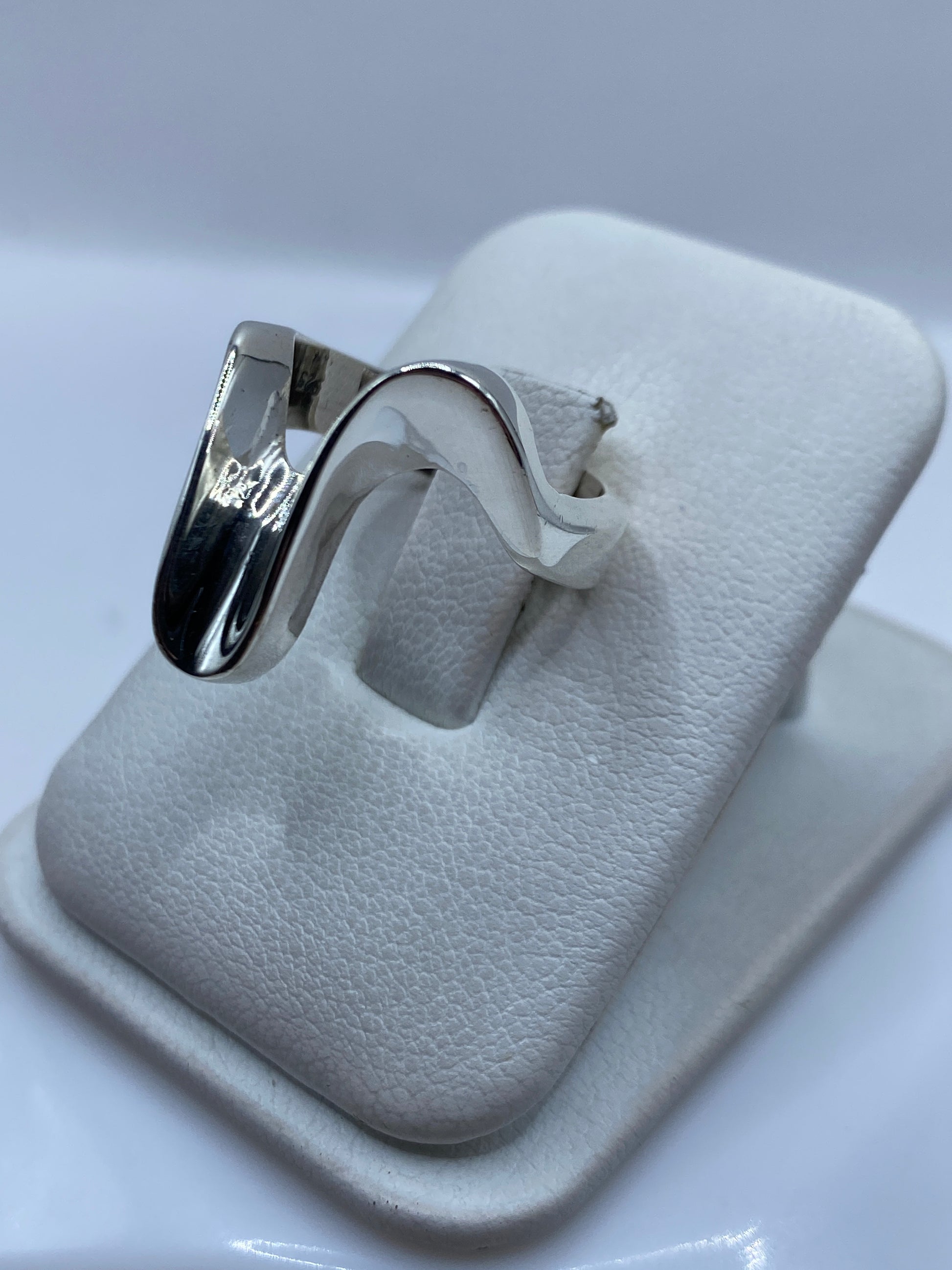 Vista frontal del anillo plata mostrando la ondulación suave de la banda