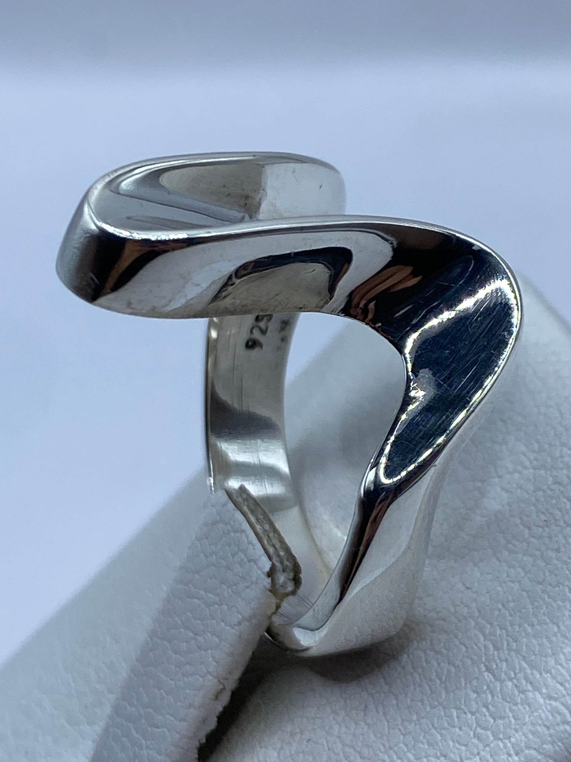Anillo de plata .925 en el dedo de una mujer con pulido espejo