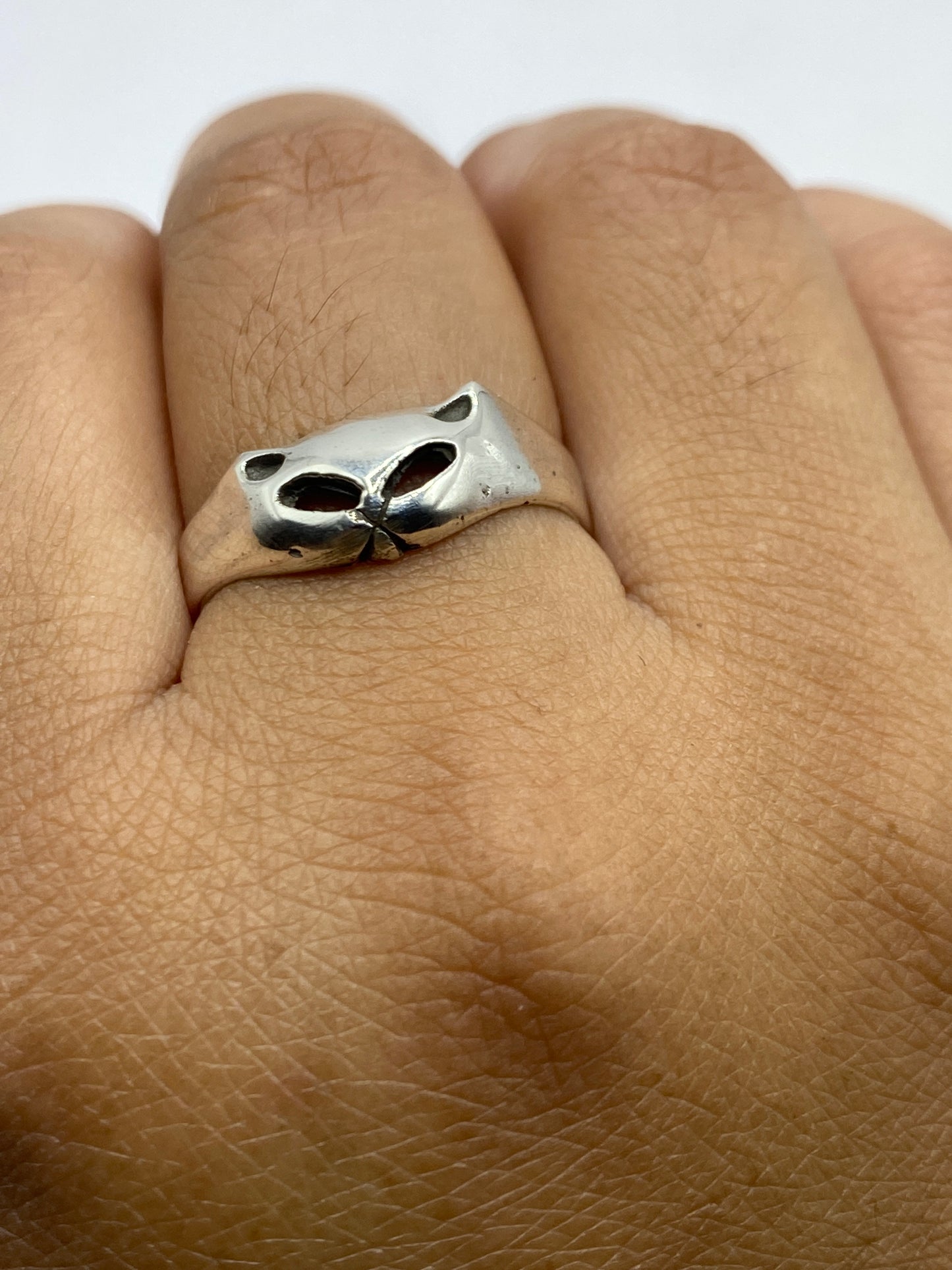 Anillo unisex de plata .925 en dedo de mujer mostrando presencia escultural