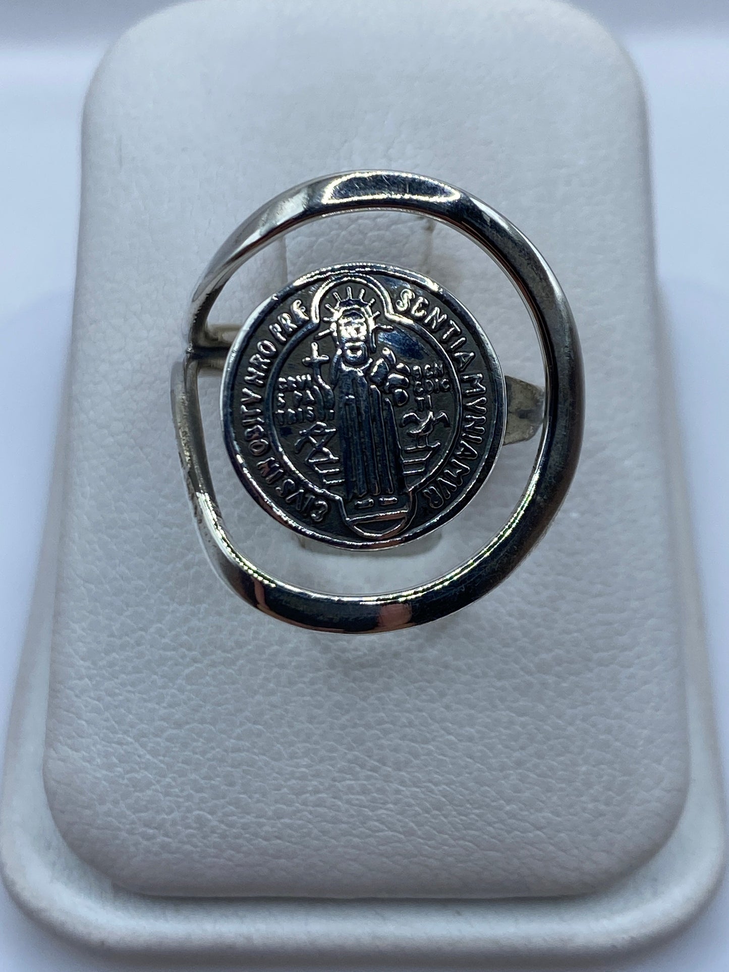 Anillo de plata .925 con sello religioso San Benito pulido en talla 6