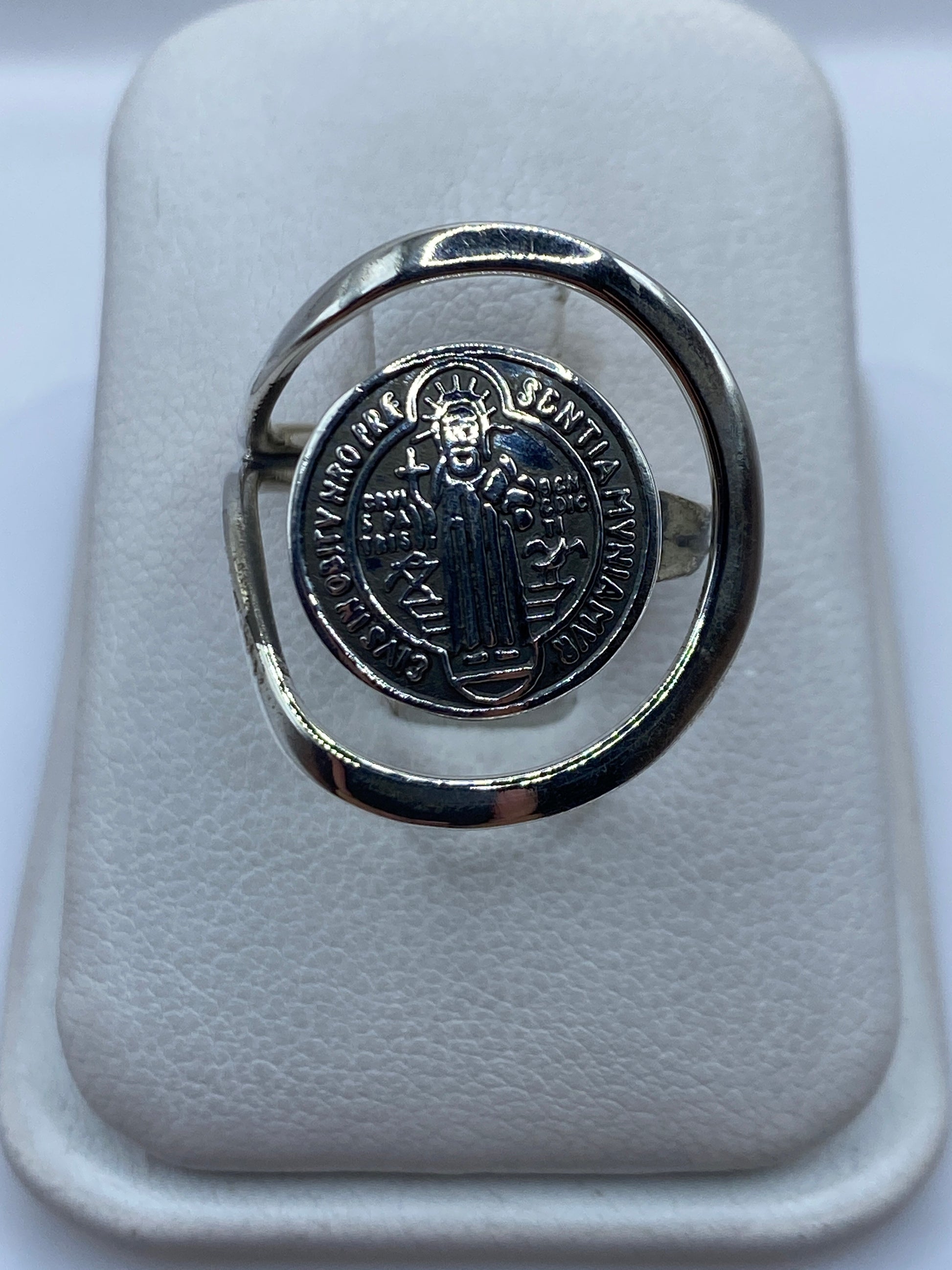 Anillo de plata .925 con sello religioso San Benito pulido en talla 6