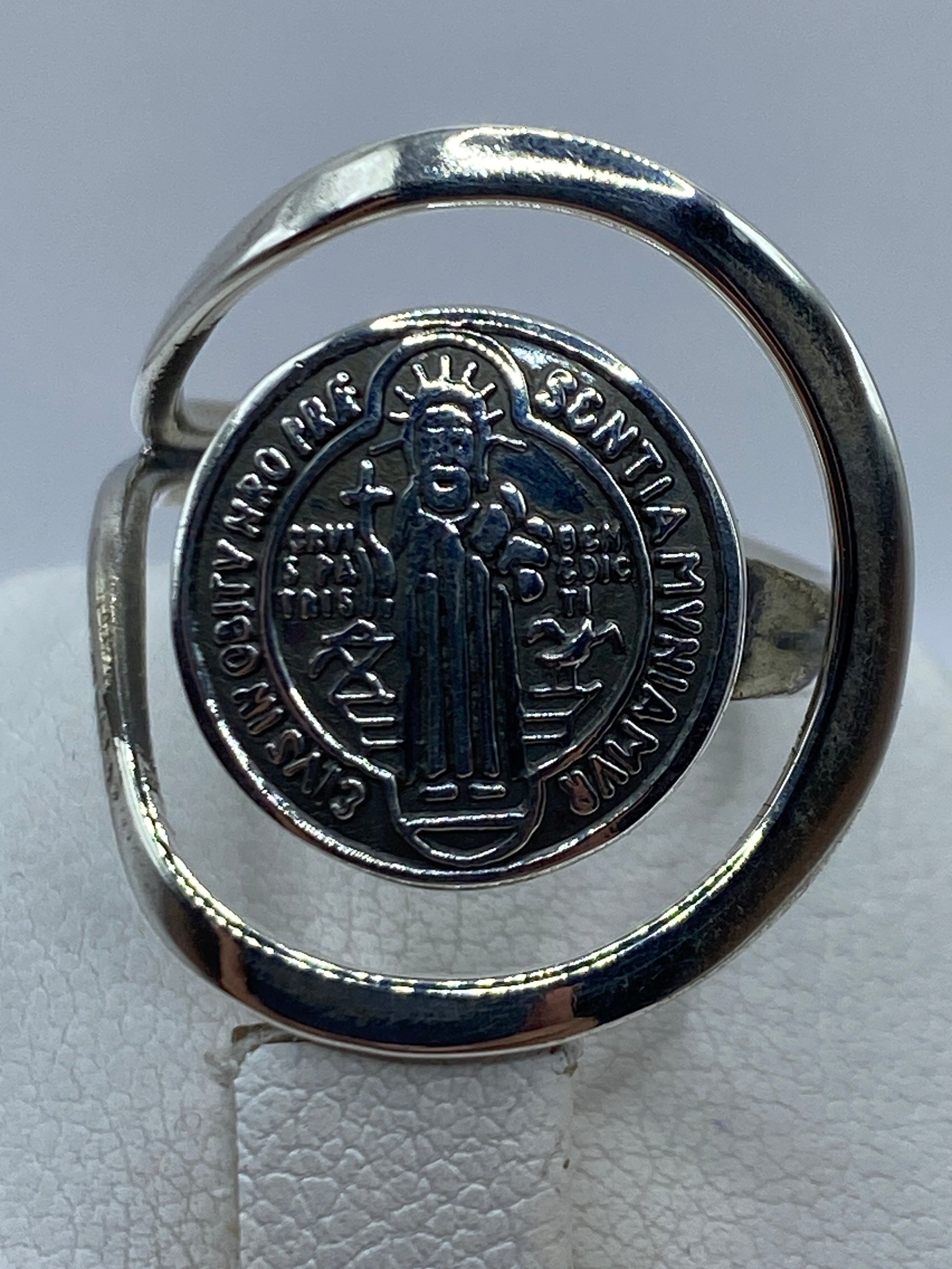 Anillo sobre dedo mostrando la profundidad del sello religioso grabado