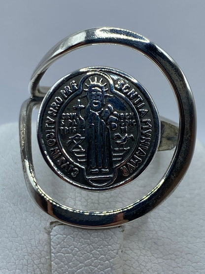 Anillo sobre dedo mostrando la profundidad del sello religioso grabado