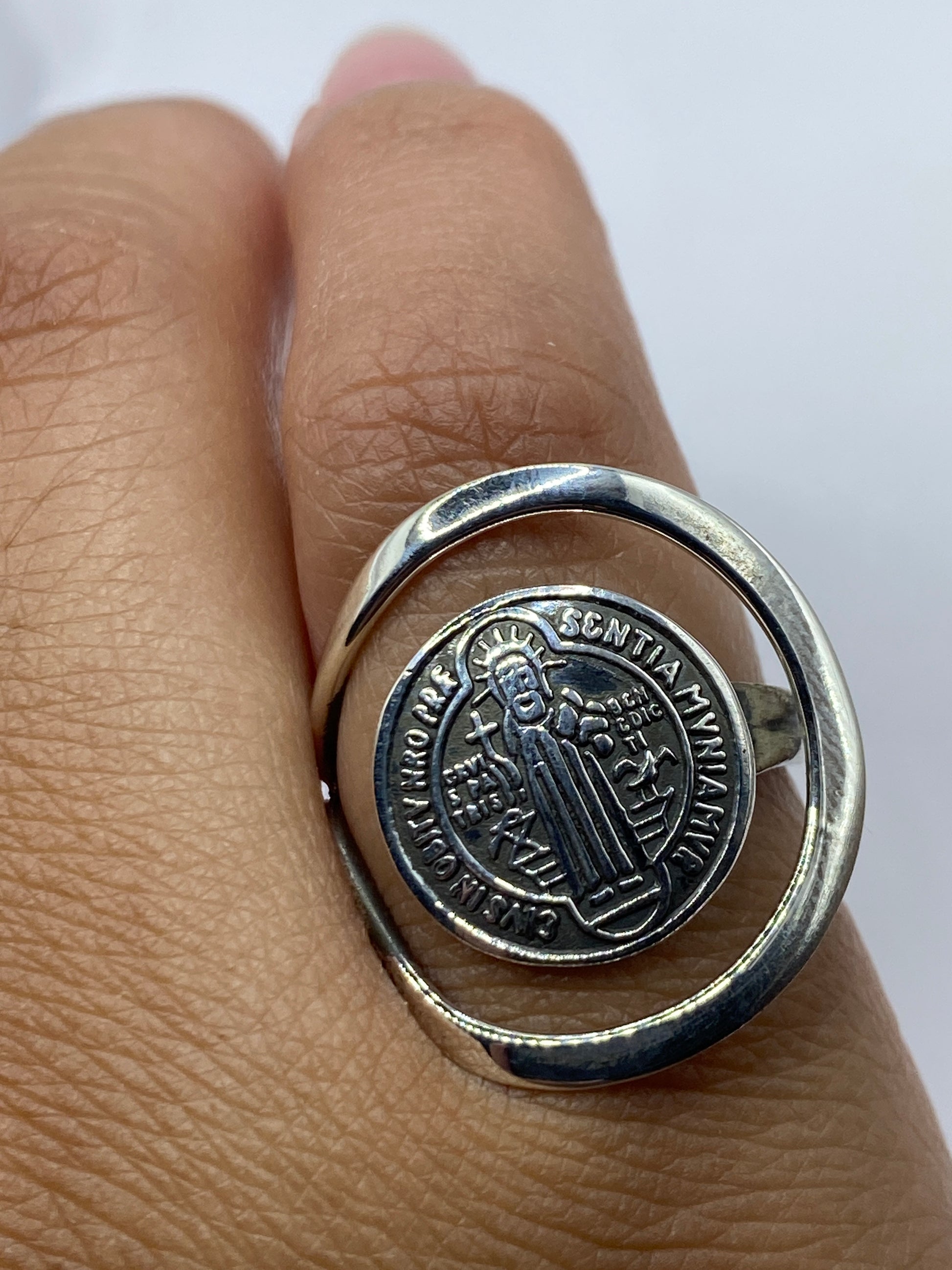 Anillo en báscula mostrando peso de 4.3 gramos y número de serie ATA-RIN-000004241
