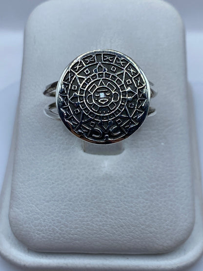 Anillo de plata con calendario azteca tallado, frente circular con símbolos prehispánicos