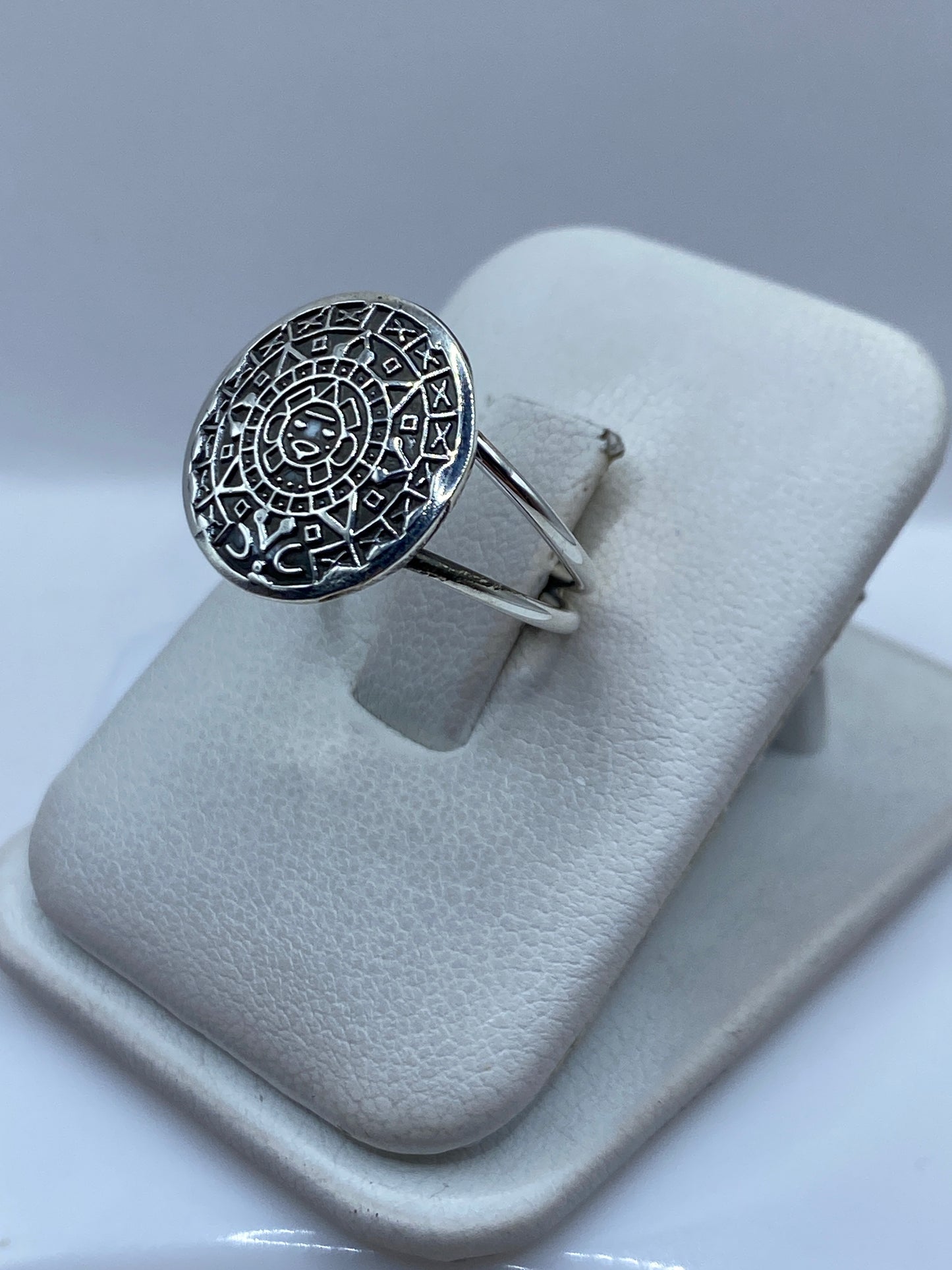 Vista lateral del anillo prehispánico en plata .925 mostrando profundidad del tallado