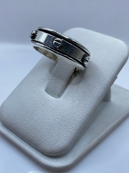 Vista frontal del anillo minimalista con acabado brillante