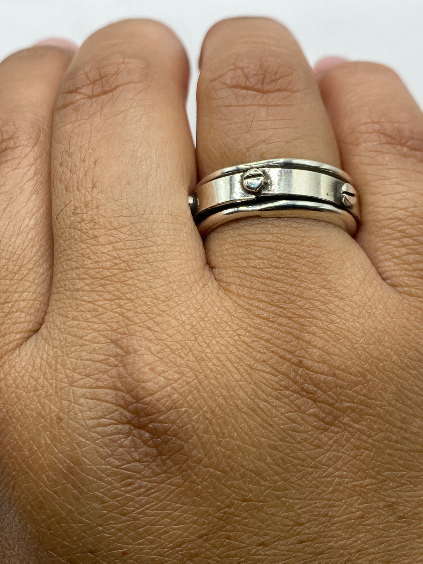 Anillo sobre fondo blanco mostrando su peso y solidez de 7.4 gramos