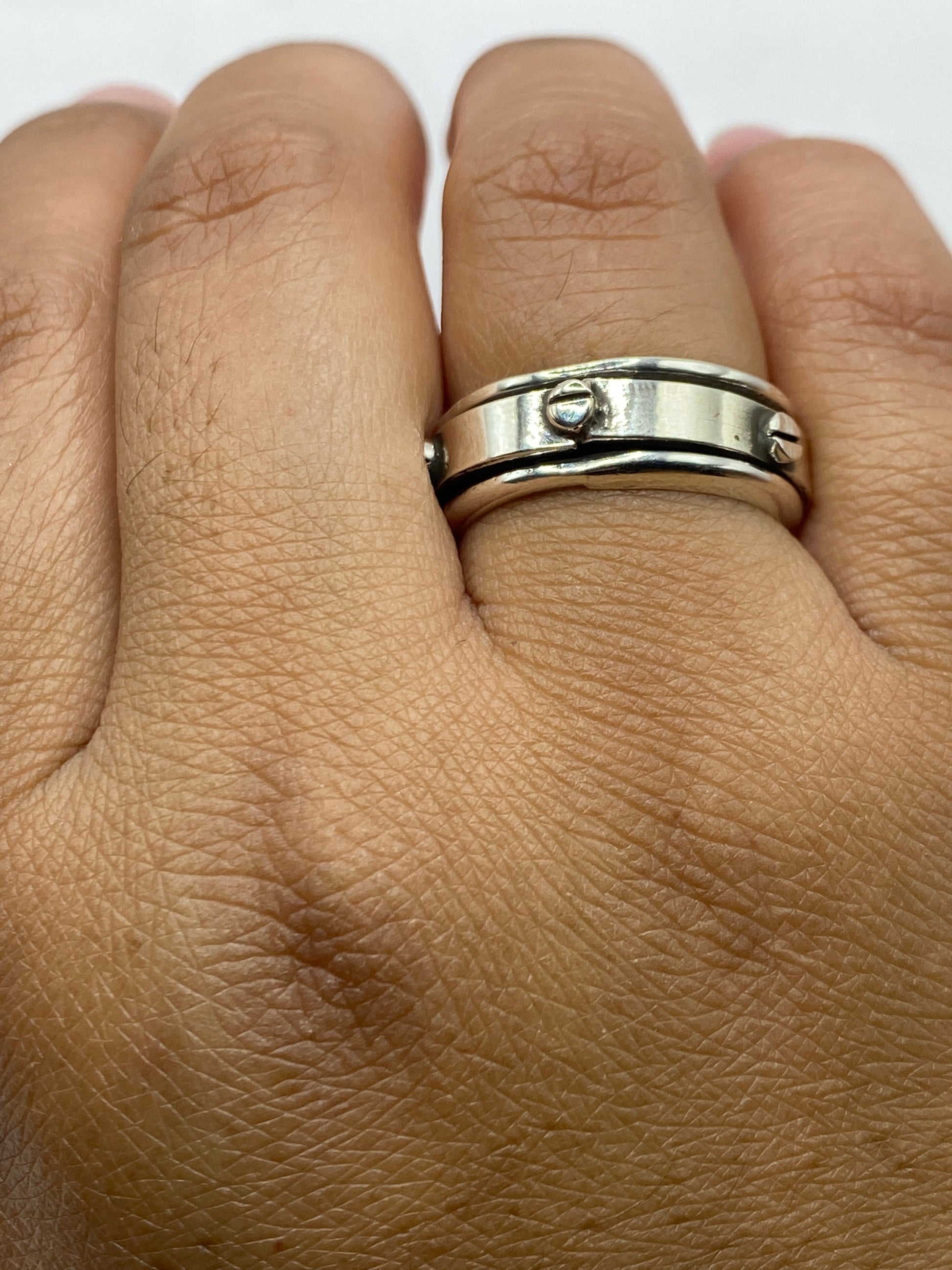 Anillo sobre fondo blanco mostrando su peso y solidez de 7.4 gramos