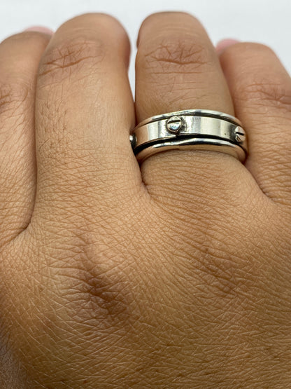 Anillo sobre fondo blanco mostrando su peso y solidez de 7.4 gramos