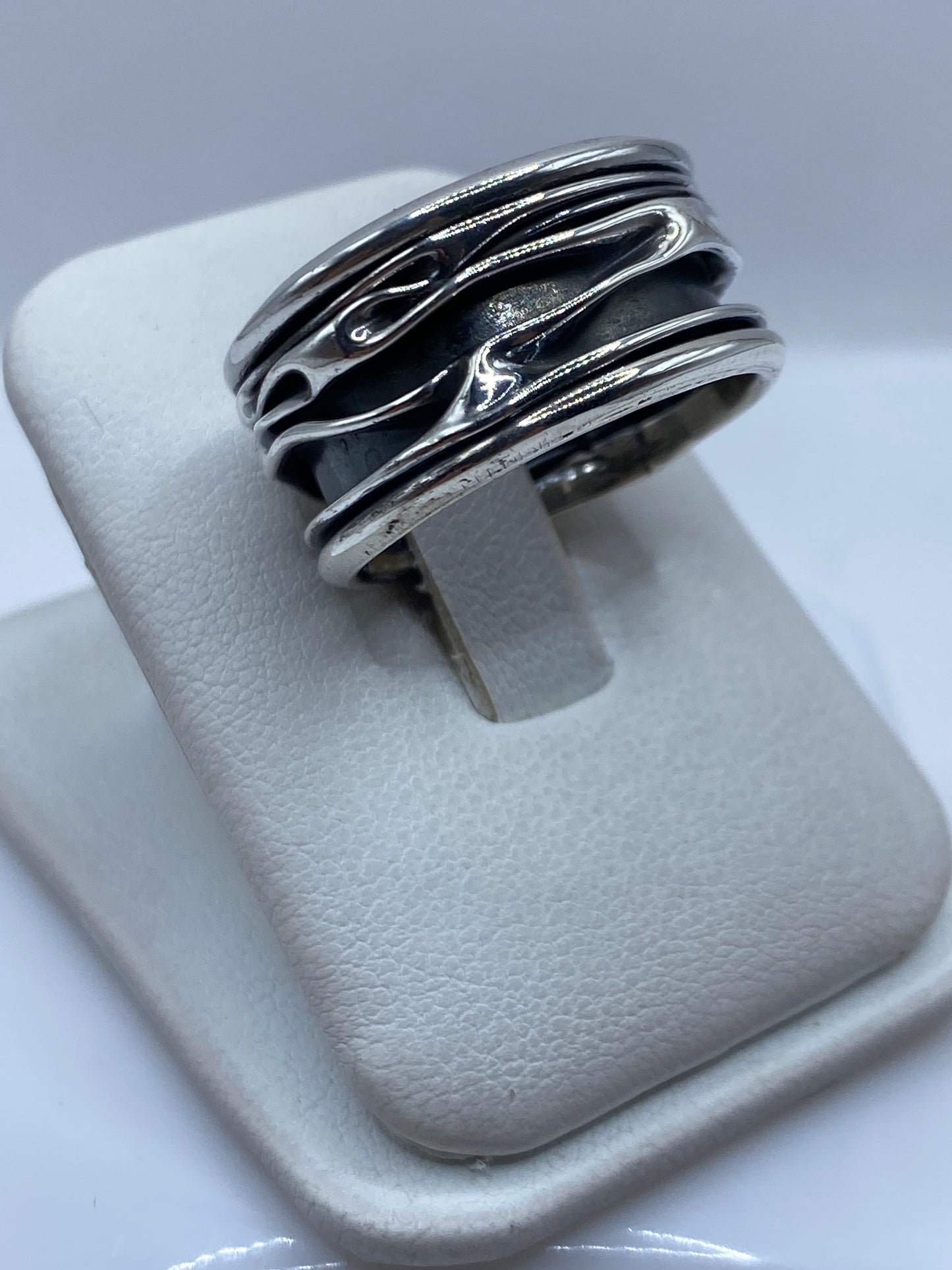 Anillo moderno en plata .925 con espacios geométricos, vista lateral en la mano