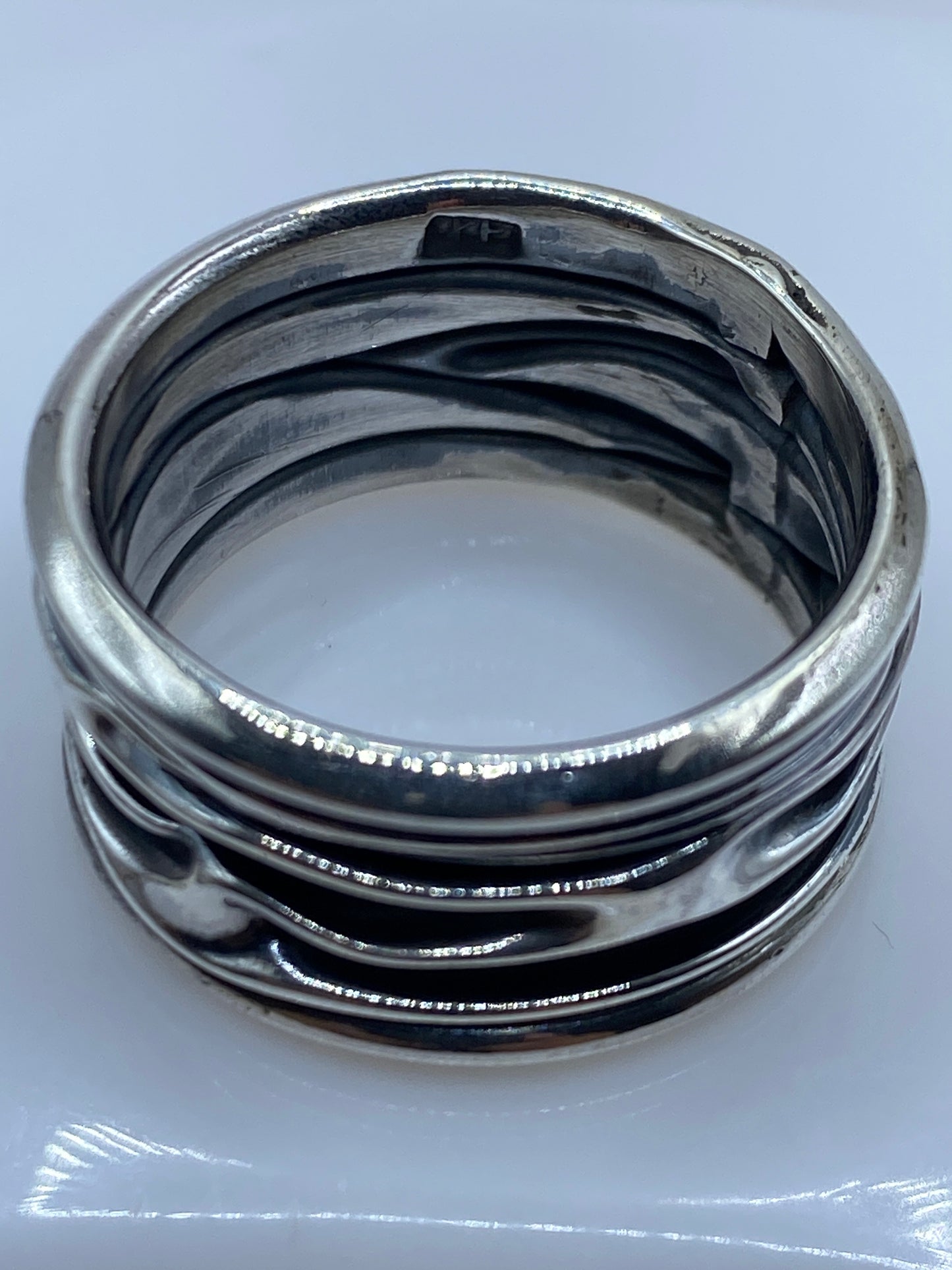 Anillo completo en báscula de peso mostrando 8.8 gramos de plata maciza