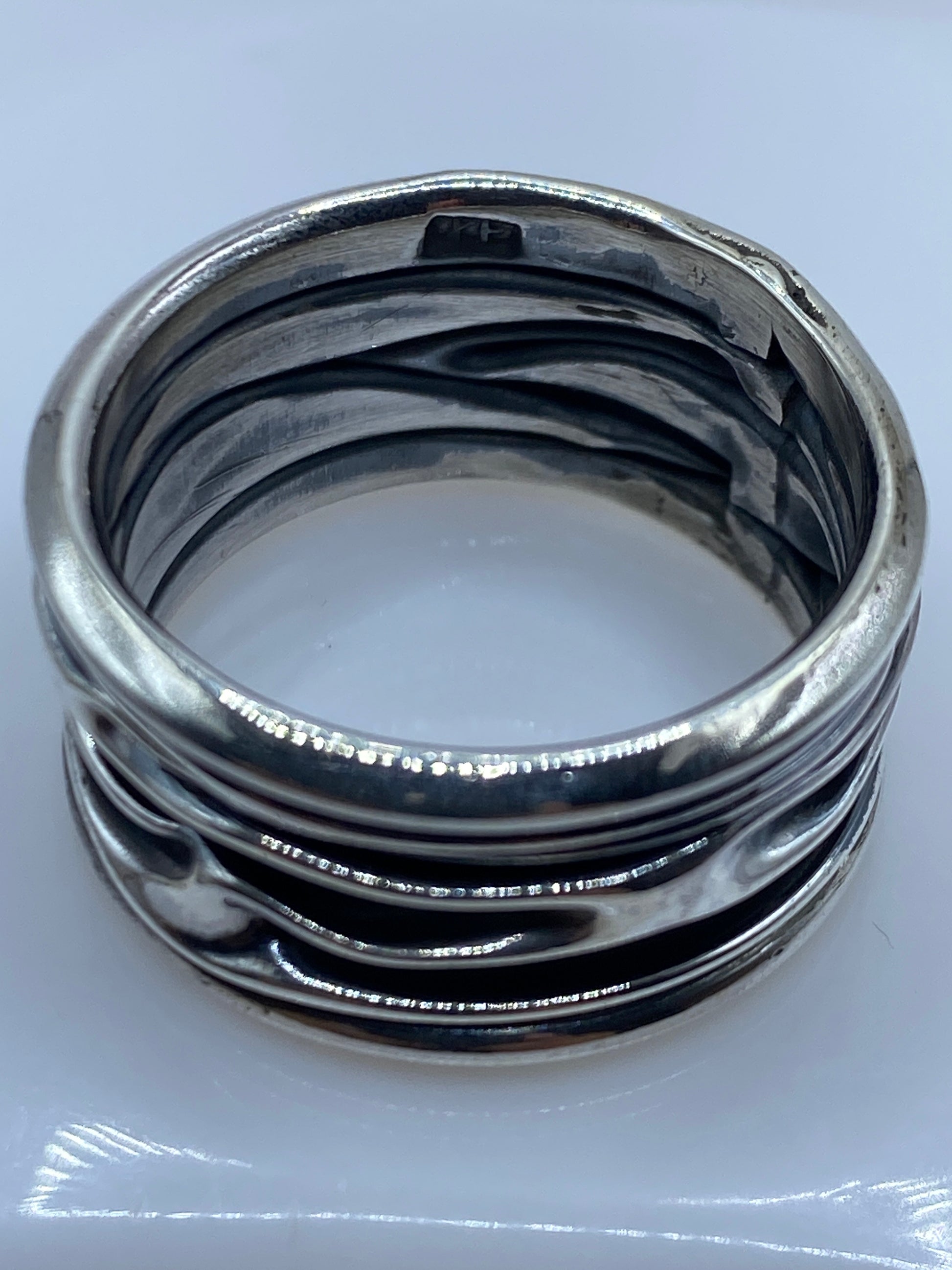 Anillo completo en báscula de peso mostrando 8.8 gramos de plata maciza