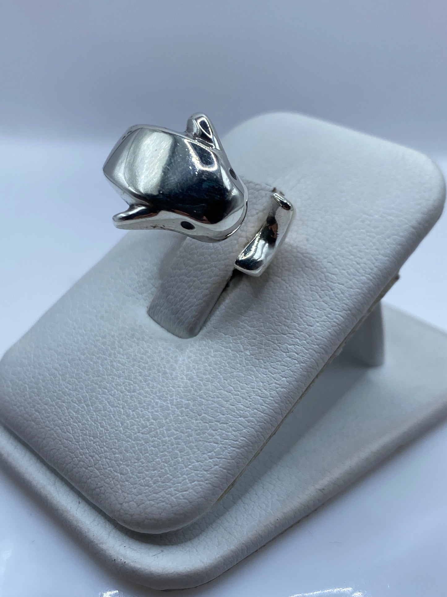 Vista lateral del anillo escultórico de pájaro en plata .925
