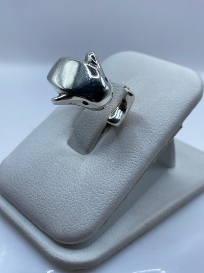 Vista lateral del anillo escultórico de pájaro en plata .925