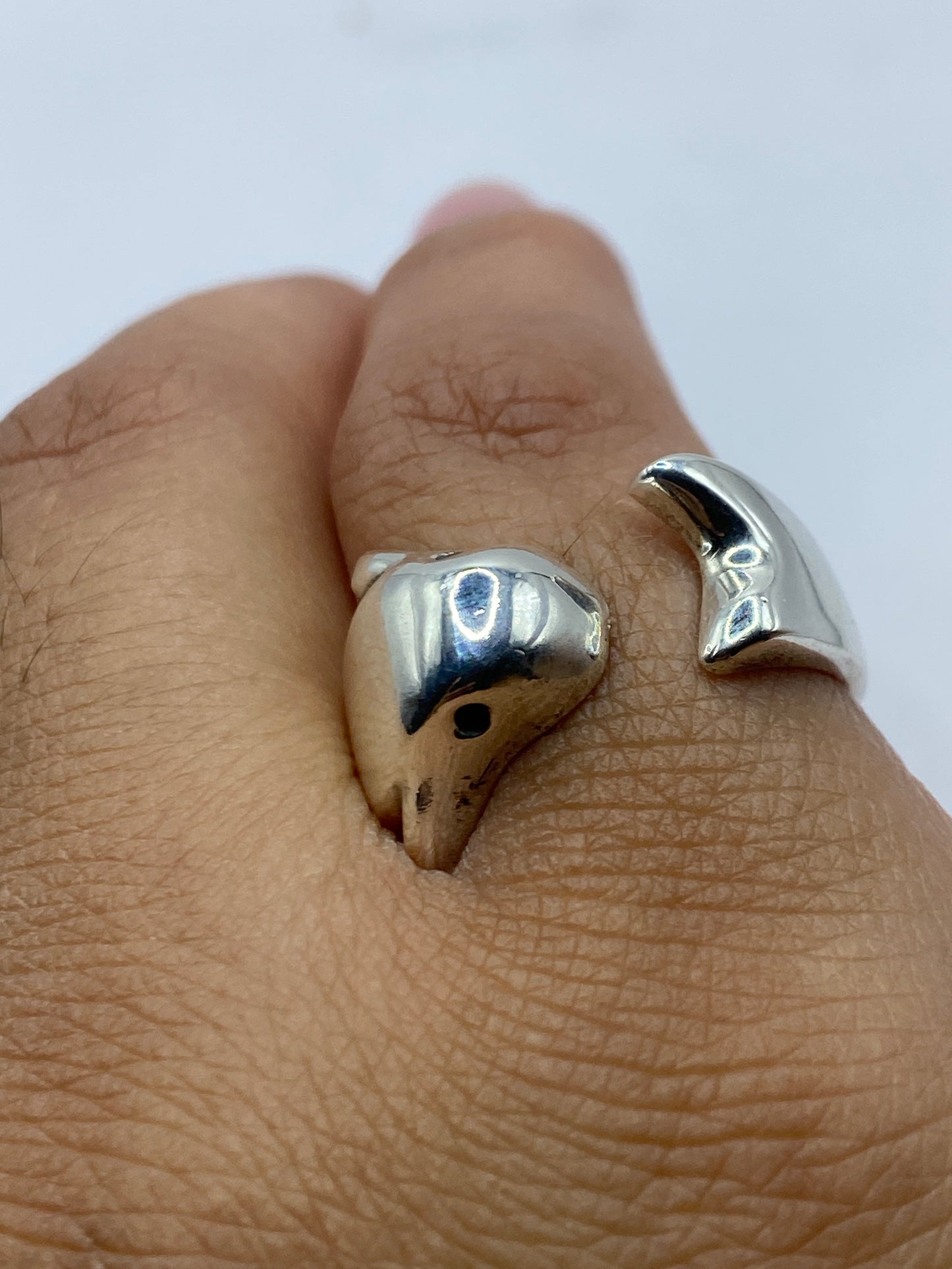 Anillo sobre fondo blanco mostrando el sello 925 en la banda interior