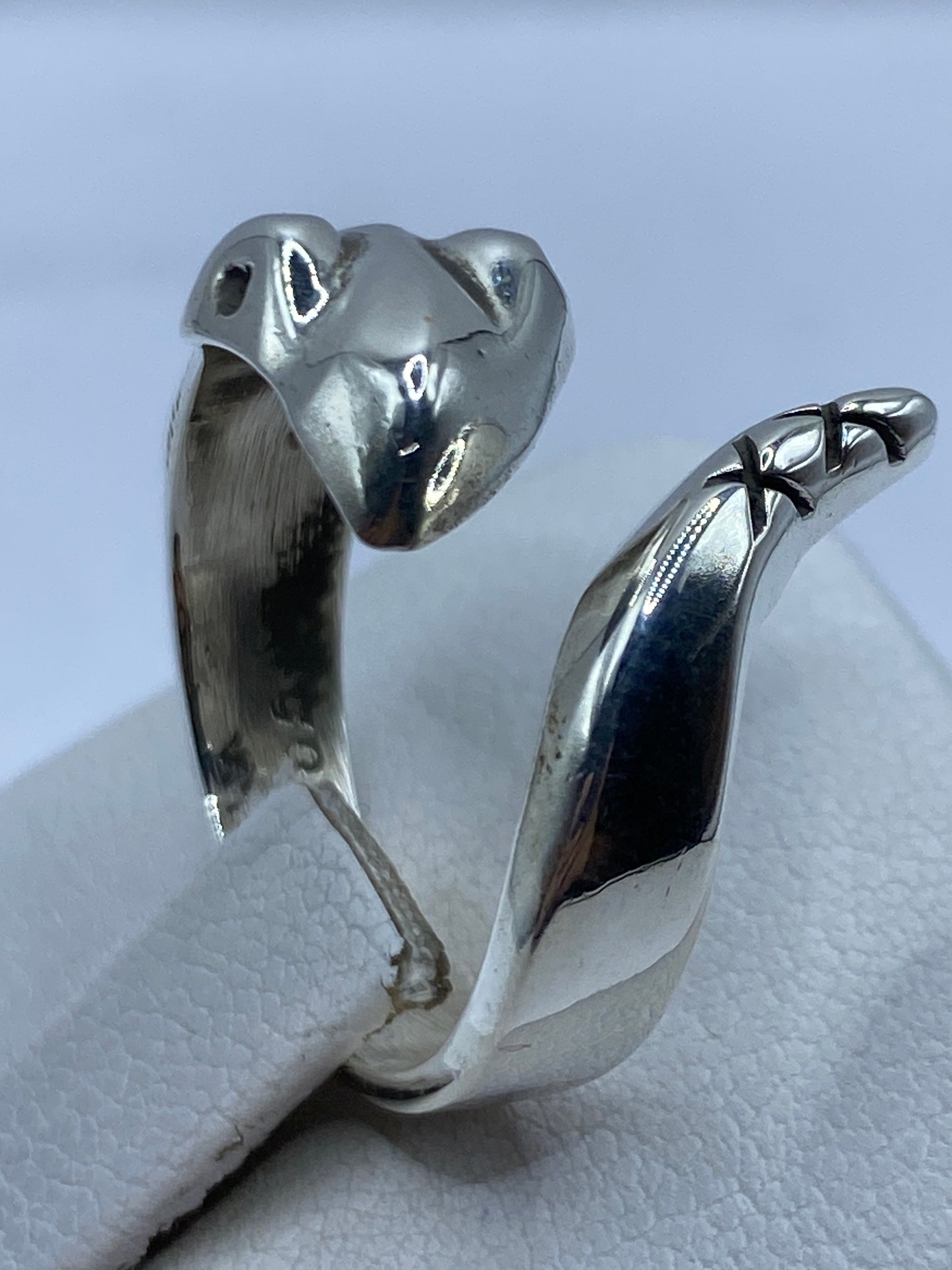 Detalle de la banda del anillo donde se ve el sello 925 de autenticidad