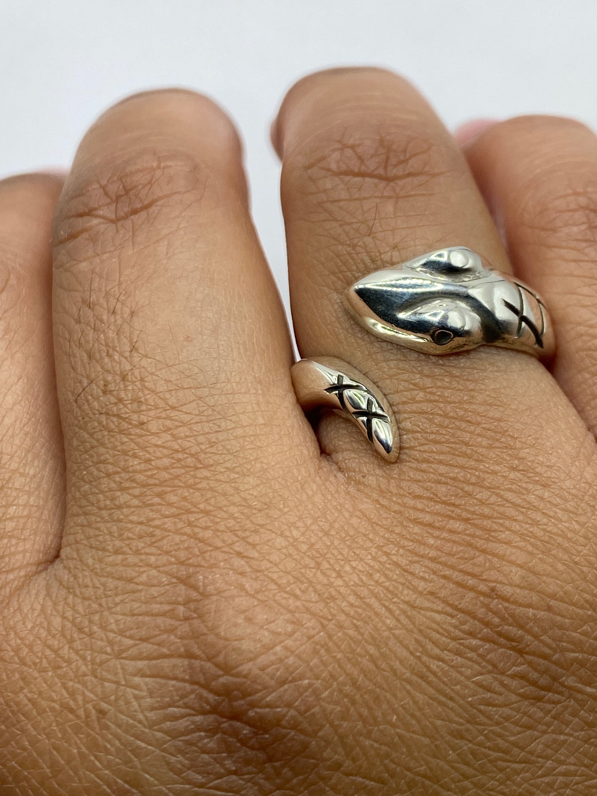 Anillo de plata minimalista colocado en la mano mostrando su presencia y peso real