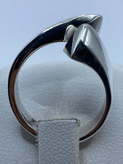 Anillo ajustable de plata puesto en la mano mostrando presencia y comodidad