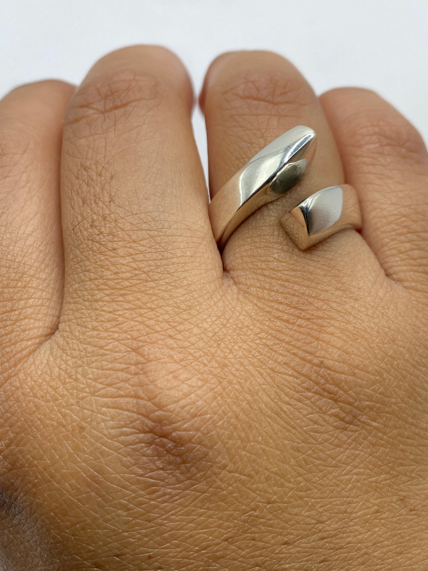 Detalle del anillo en balanza con sello de lote y peso de 9.2 gramos