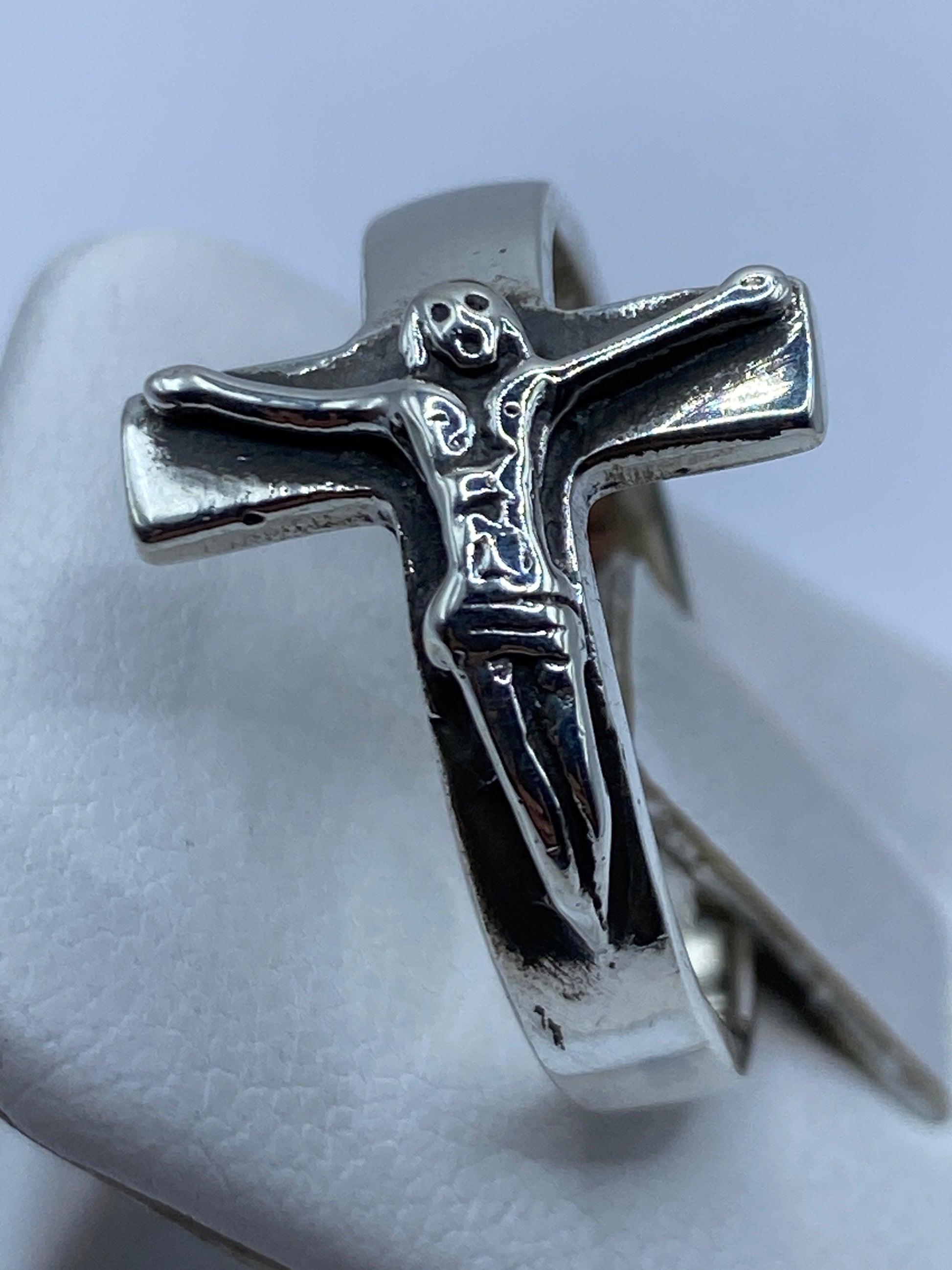 Anillo cruz sobre piel mostrando el tamaño y presencia de la joya