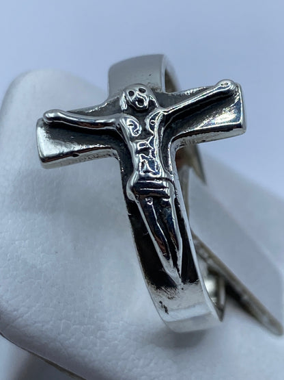 Anillo cruz sobre piel mostrando el tamaño y presencia de la joya