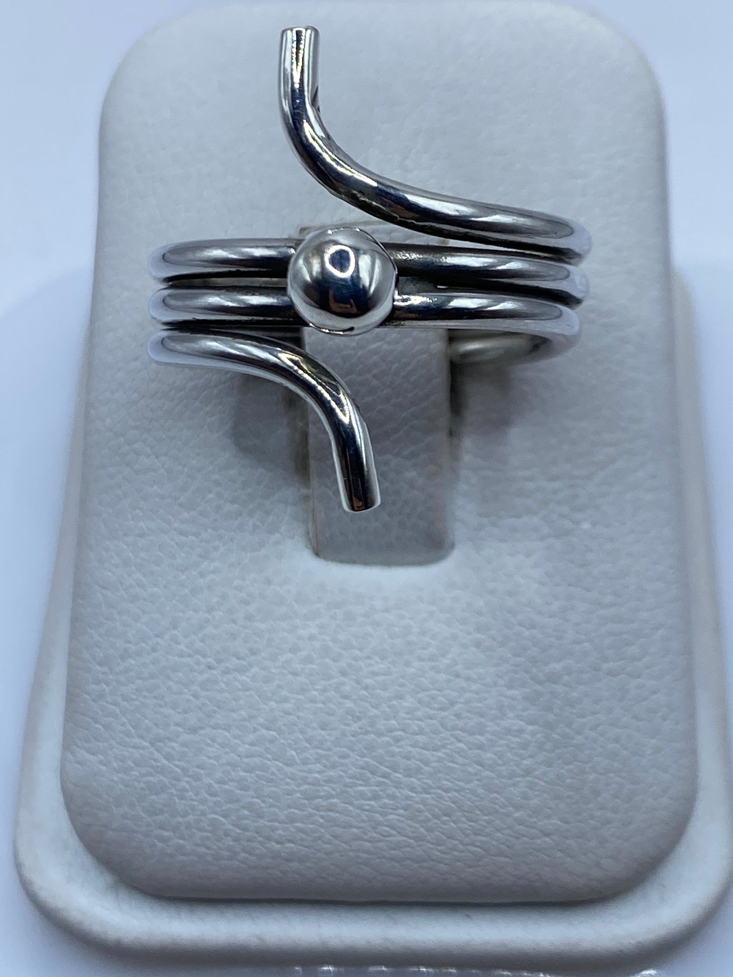 Anillo giratorio de plata .925 con bandas móviles en soporte blanco