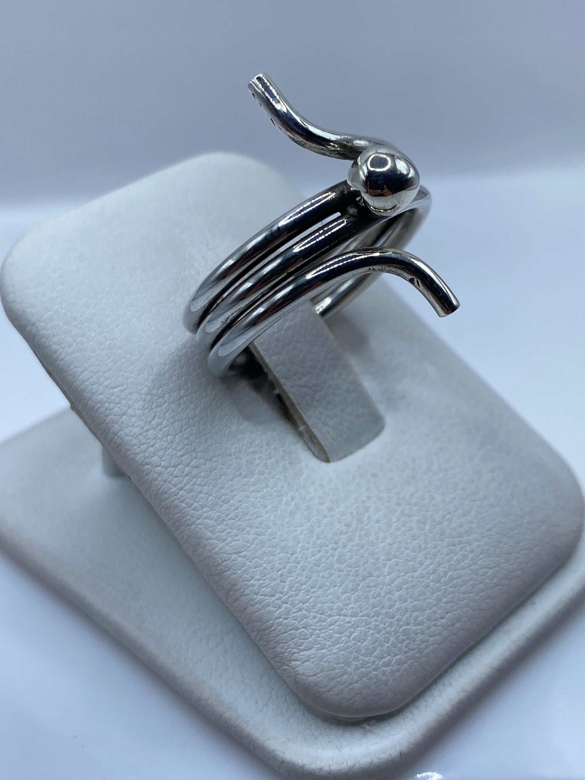 Detalle lateral del anillo giratorio mostrando el movimiento de las bandas