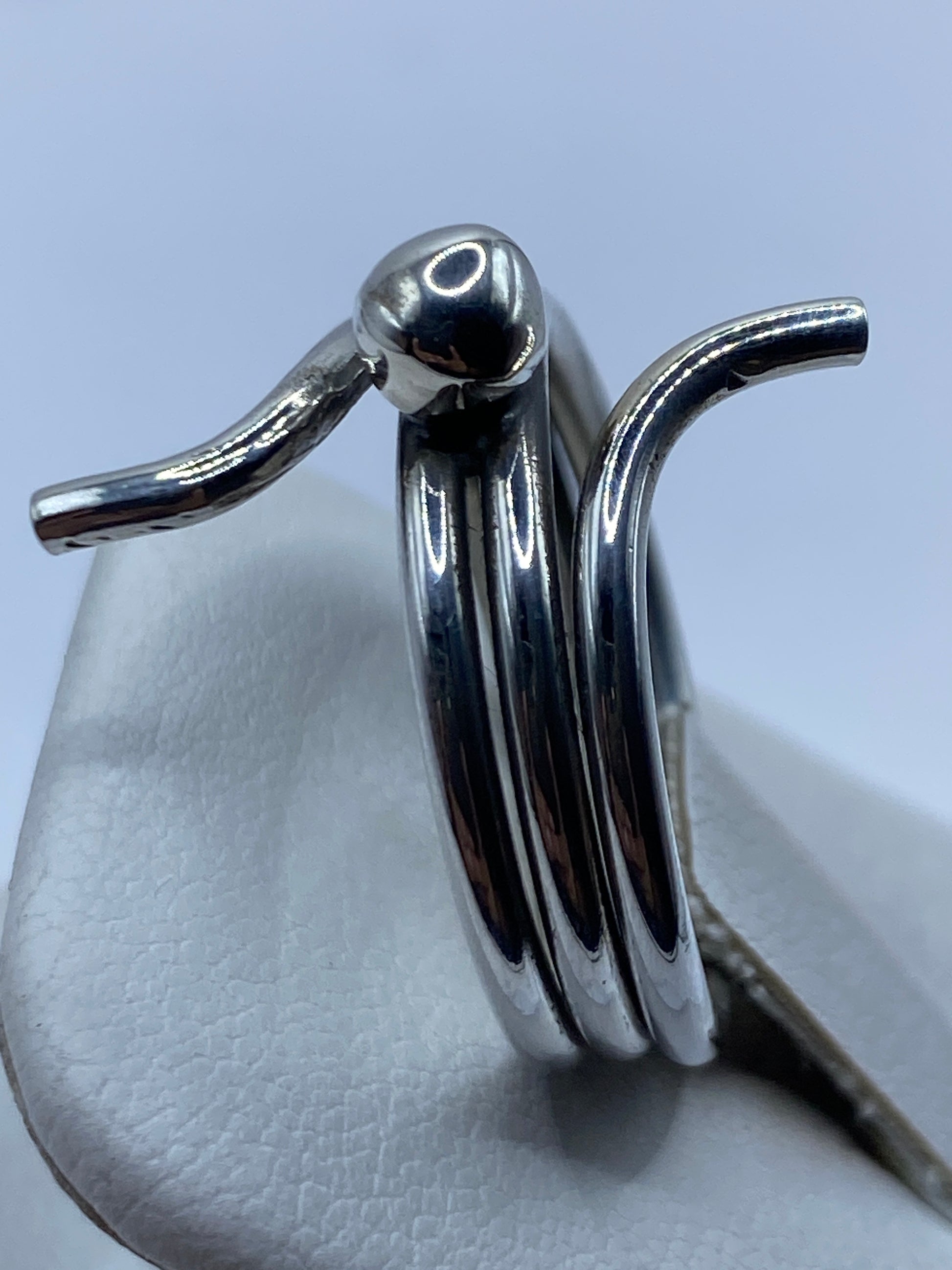 Anillo de plata anti-ansiedad puesto en dedo, con bandas girando