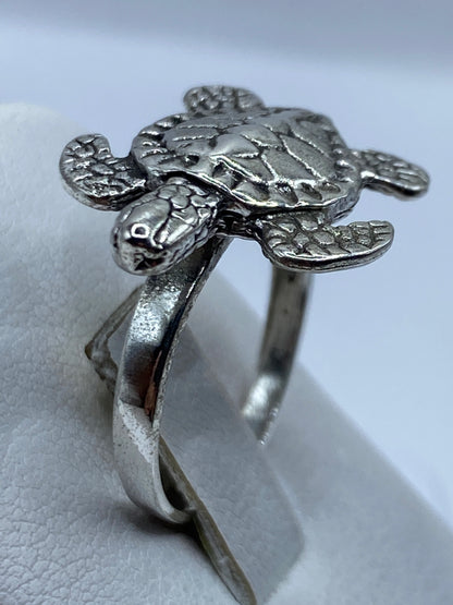 Detalle lateral del anillo mostrando el grabado profundo de la tortuga