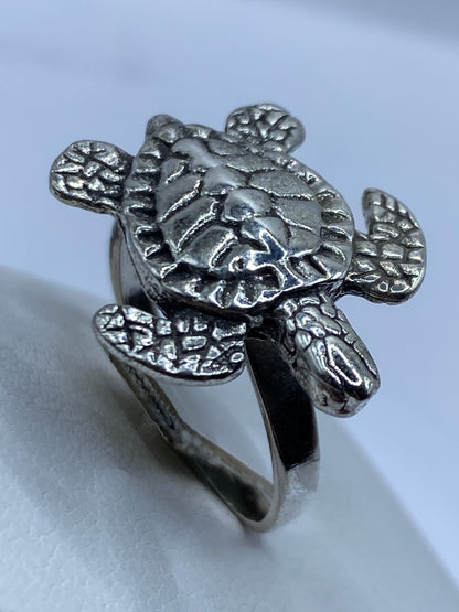 Anillo en la mano de una mujer, portada con naturalidad