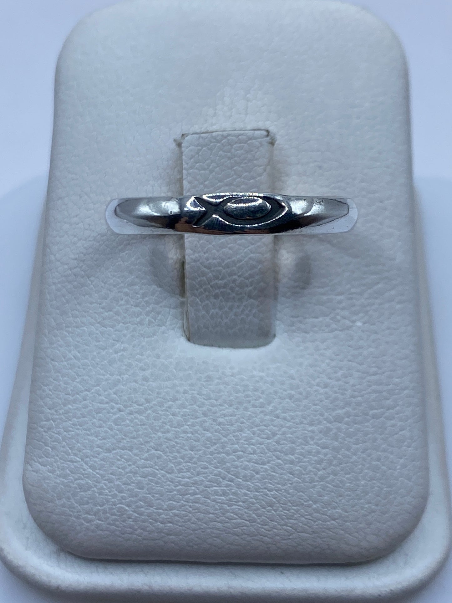 Anillo de plata pulida minimalista banda lisa sobre anulador de mano