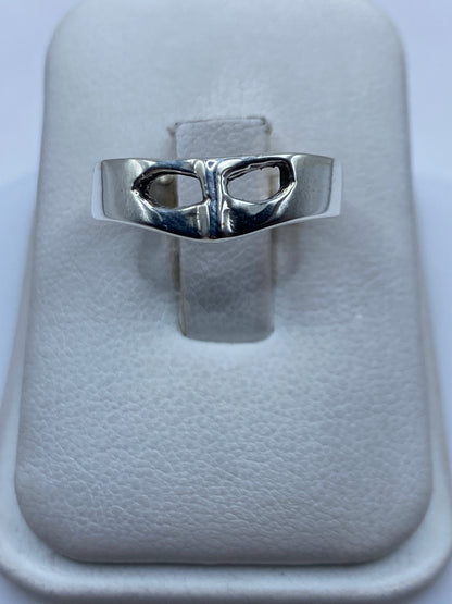 Anillo de plata geométrico minimalista con líneas limpias visto desde frente